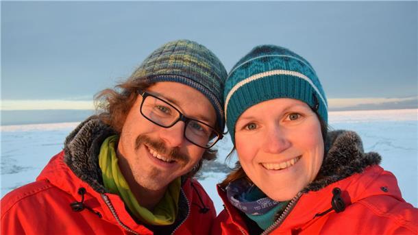 Paar verewigt Schneeflocken aus Antarktis und Arktis Helene und Thomas Hoffmann hatten bei ihrem Aufenthalt in der Neumayer-Station III in der Antarktis die Idee, einzelne Schneeflocken zu konservieren.
