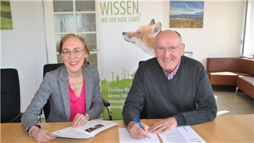 Helfen Wesermarsch-Gründern mit dem Fuchs im Nacken: Carolin Lange-Dwillies und Bernhard Klopp.