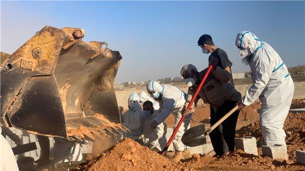 Tausende Leichen unter Trümmern in Libyen befürchtet Helfer begraben Opfer der Sturzflut in Libyen.