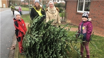 Helfer der evangelischen Jugend TaWiKi im Einsatz. Am kommenden Samstag findet der zweite Teil der Aktion statt. Dann werden in Tarmstedt und Breddorf Weihnachtsbäume eingesammelt.