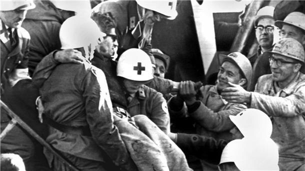 Dramatische Tage - 60 Jahre Grubenunglück in Lengede  Helfer tragen einen der befreiten Bergleute ins Freie.