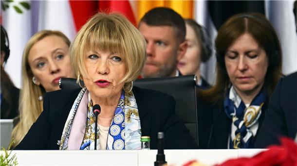 Kompromiss mit Moskau: Deutsche Schmid bleibt OSZE-Chefin Helga Maria Schmid bleibt vorerst Generalsekretärin der Organisation für Sicherheit und Zusammenarbeit in Europa (OSZE).