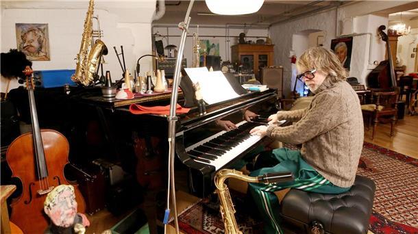 Der letzte Torero: Neues von Helge Schneider Helge Schneider am Klavier in seiner Wohnung in Mülheim an der Ruhr