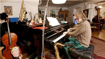Helge Schneider am Klavier in seiner Wohnung in Mülheim an der Ruhr