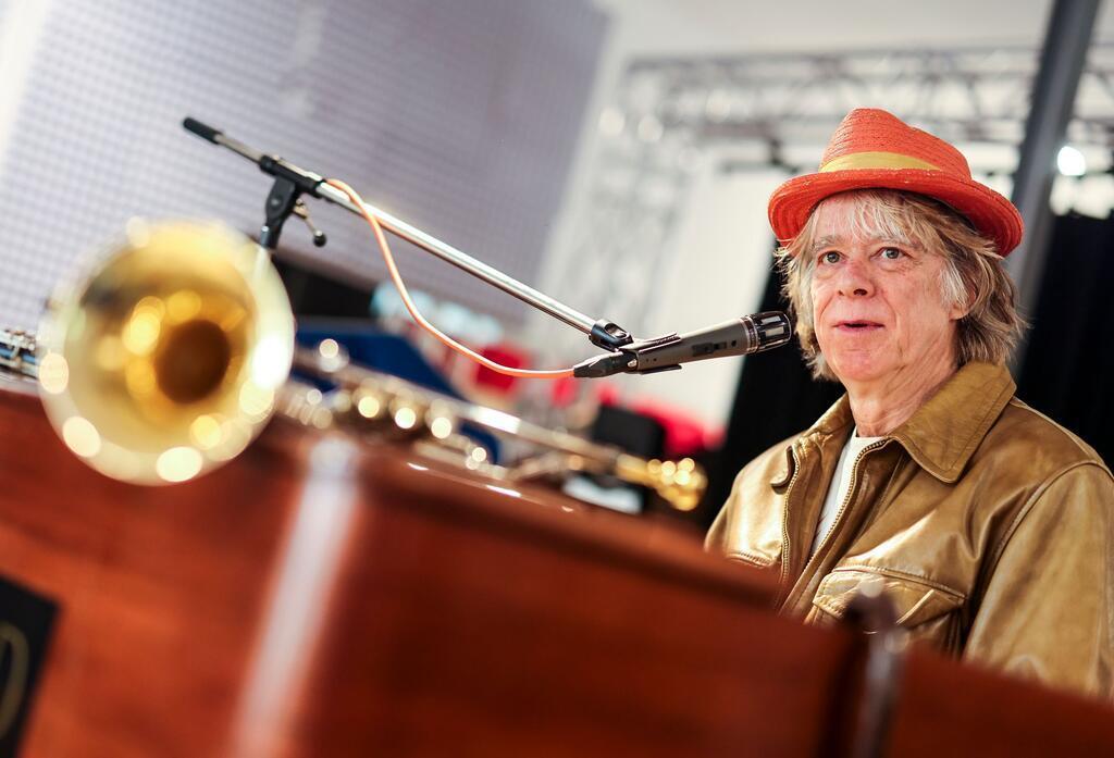 Helge Schneider wird 70 - und macht weiter Quatsch und Musik Helge Schneider spielt eine ganze Reihe von Instrumenten. (Archivbild)