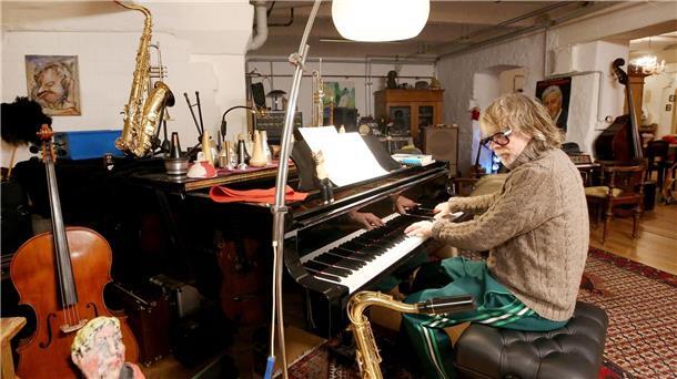 Helge Schneider spielt in seiner Wohnung Klavier. Dem Multitalent steht ein Preis ins Haus.