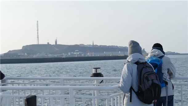 Helgoland-Urlaub per Schiff: 7 Unterschiede zwischen „Helgoland“ und „Halunder Jet“ Helgoland in Sicht: Der Halunder Jet im Test: 7 Unterschiede zur Fahrt mit dem Seebäderschiff. Blick auf die Insel.