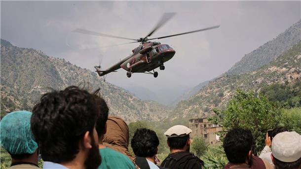 Mehr als tausend Tote bei Erdbeben in Afghanistan Helikopter sind im Einsatz, um Verletzte aus den Trümmern zu bergen.