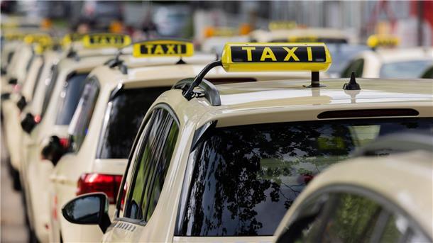 Hell-Elfenbein heißt die typische Farbe für Taxis.