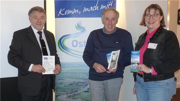 Filmvorführung ‚Die Oste entdecken‘ lockt volles Haus in Steffens Gasthof Hella Dohrmann (von rechts.) bedankt sich mit Exemplaren von „De Sood“ bei Hartmut Mester und Reinhard Lindenberg für den interessanten Film über die Oste.
