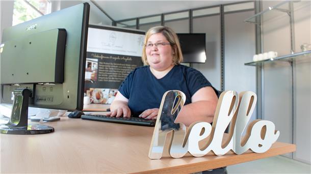 „hello“ heißt es auf den beiden Schreibtischen im halbrunden Coworking Space an der Deichstraße 29/Alter Deichweg 15 in Cuxhaven. Neben diesem gibt es bereits einen zweiten Arbeitsraum, der gemietet werden kann. Ein weiterer soll entstehen.