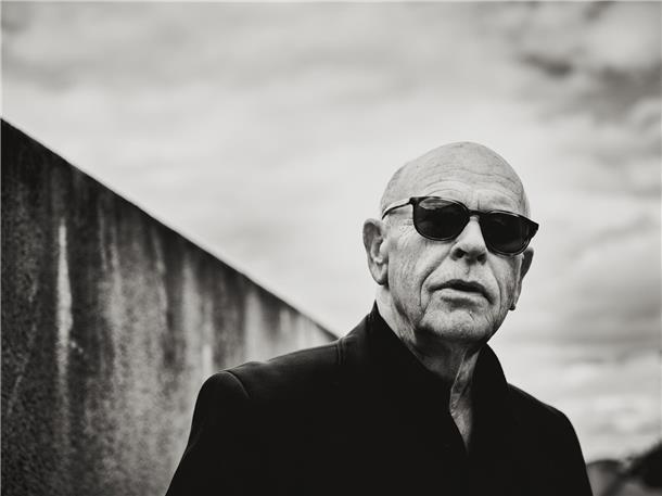Neue Songs von Helmut Debus bei Konzert in Brake zu hören Helmut Debus, Songpoet der niederdeutschen Sprache, arbeitet an einem neuen Album. Einige neue Songs wird er bei seinem Konzert am 11. Januar im Braker Centraltheater vorstellen.