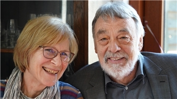 Helmut Heyen liest in der Seefelder Mühle. Seine Frau Elle spielt die passende Musik.