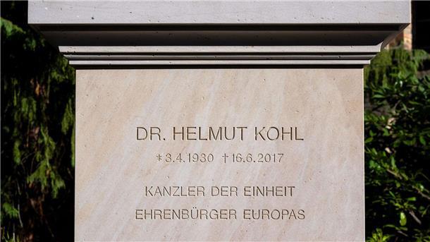 Ein Denkmal im Park: Gestaltung von Helmut-Kohl-Grab beendet Helmut Kohl war am 16. Juni 2017 in Ludwigshafen gestorben und am 1. Juli 2017 in Speyer beigesetzt worden.