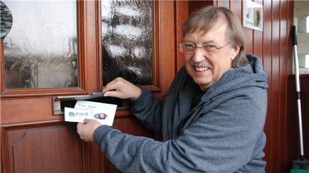 Helmut Marschall ist froh und dankbar: In seinem Briefkasten steckte ein Briefumschlag mit 1000 Euro. Die anonyme Spende war für die Esra-Stiftung des Kirchenkreises Wesermünde abgegeben worden. Foto: Schoener