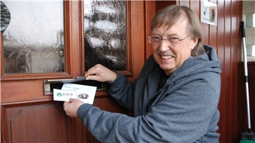 Helmut Marschall ist froh und dankbar: In seinem Briefkasten steckte ein Briefumschlag mit 1000 Euro. Die anonyme Spende war für die Esra-Stiftung des Kirchenkreises Wesermünde abgegeben worden. Foto: Schoener
