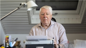 Helmut Rellergerd tippt seine Geschichten auf einer Schreibmaschine.
