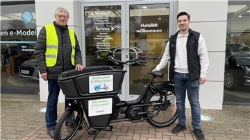Helmut Rust (links) von der Fahrrad-Initiative Tarmstedt (FIT) und Oliver Frank vom Autohaus Warncke präsentieren ein Lastenfahrrad.