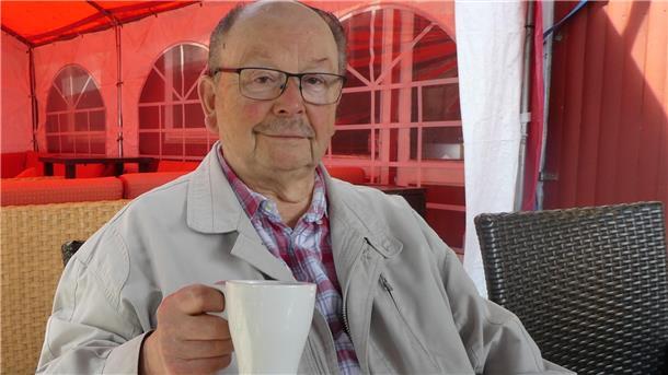 Helmut Wagner wird 85: Sein „Frikadellenpuff“ hatte in Nordenham Kultstatus Ein älterer Mann mit einer Kaffeetasse.