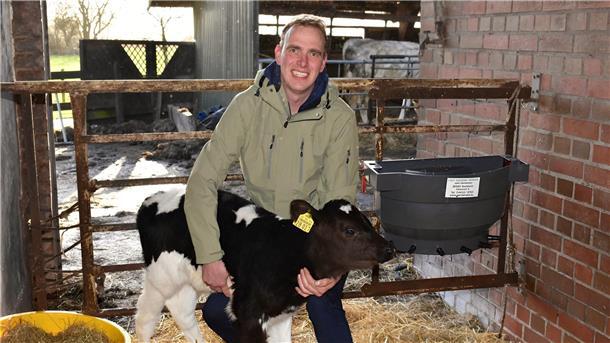 Wesermarsch: Debatte um Moorschutz bereitet Milchbauern große Sorge Hendrik Lübben mit einem drei Wochen alten Kalb auf seinem Hof.