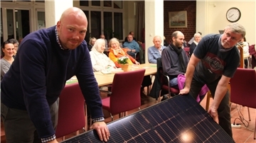 Hendrik Sasse (links) stellt mit Michael Ring bei der Stadtteilkonferenz Geestemünde Vor- und Nachteile von Solar-Balkonkraftwerken dar.