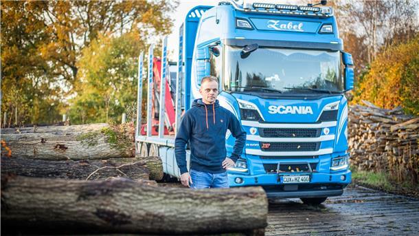 Hendrik Zabel (31) aus Bad Bederkesa weiß um das Problem, Fachkräfte für sein Transport-Unternehmen zu finden. Akut muss er zwei seiner sieben LKW leer stehen lassen – Brummifahrer sind nicht zu finden. Liegen bleiben muss auch die Ladung Holz.