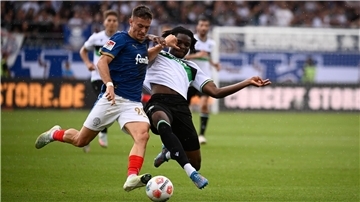 Hannover 96 im Spitzenspiel ohne Blank Hendry Blank (r) fehlt Hannover 96 in Elversberg. (Archivilbd)