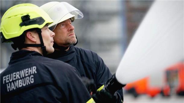 Henning Baum geht für RTL zur Feuerwehr Henning Baum (r) mit der Berufsfeuerwehr Hamburg im Einsatz.