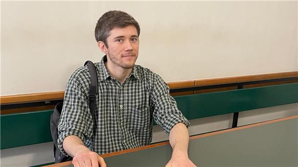 Festgeklebt: Klimaaktivist mit Tisch aus Gericht gebracht Henning Jeschke, Gründungsmitglied der Gruppe Letzte Generation, sprang mitten in der Verhandlung vor dem Amtsgericht in Berlin-Tiergarten auf und klebte sich an dem Tisch fest.