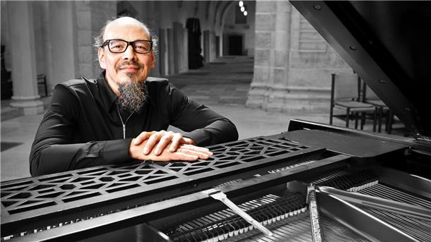 Blues- und Boogie Woogie-Legende Henning Pertiet gibt Konzert in Zeven Henning Pertiet am Klavier.