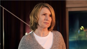 Henriette (Corinna Harfouch) muss einige Überraschungen verarbeiten.