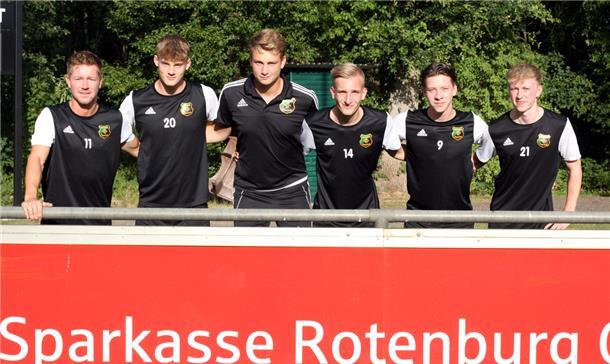 Henrik Dubbels (von links), Wyn Weger, Leif und Marten Meyer, Daniel Holsten und Fabio Gerke verstärken in der neuen Saison die U23 des Heeslinger SC.