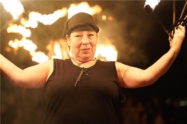 Hera Fabulan Chefin der Feuershow