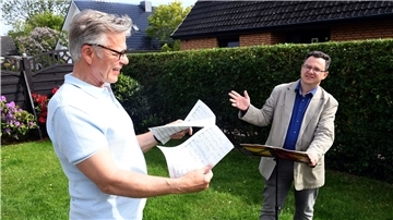 Herbert Klonus-Taubert (links) und Chorleiter Ilia Bilenko vom Chor „nach acht“ proben momentan nur privat im Garten.