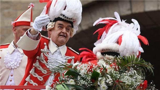 Erster Rosenmontagszug sollte Karneval an die Kette legen Herbert Reul (CDU), Innenminister von Nordrhein-Westfalen, steht auf dem Wagen der Rote Funken (Kölsche Funke rut-wieß v. 1823).