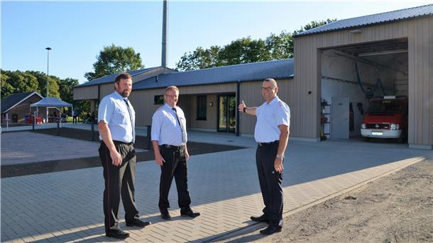 Hereinspaziert: Matthias Swiontek (von links), Stadtbrandmeister Friedrich Meyerherm und Ortsbrandmeister Mario Steffens freuen sich über die Einweihung des neuen Feuerwehrhauses. Foto Scheiter
