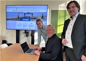 Hergen Lax, Olaf Reimers und Nils Siemen haben das neue Online-Serviceportal der Stadt Nordenham vorgestellt.