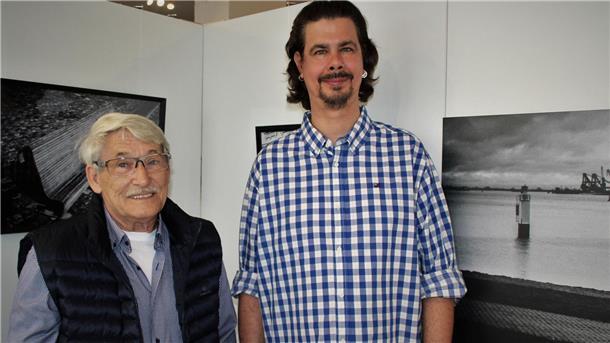 Hermann Eskorbier-Modersitzki (links) freut sich, die Street-Fotografien von Sascha Meyer in seiner Galerie zeigen zu können.