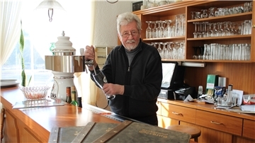 Hermann Oerding an seinem Lieblingsplatz, dem Tresen in seinem Landgasthof.