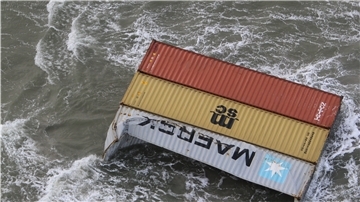 Container, die der Frachter «MSC Zoe» in der Nordsee verloren hat, schwimmen im niederländischen Wattenmeer. 