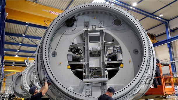 Deutsche Industrie erhält deutlich mehr Bestellungen Hertellung einer Nabe für die Turbine einer Windkraftanlage: