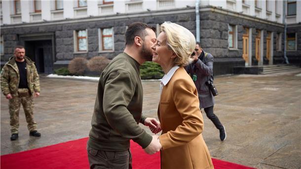Von der Leyen mit EU-Kommission zu Gesprächen in Kiew Herzliche Begrüßung in Kiew: Wolodymyr Selenskyj und Ursula von der Leyen.