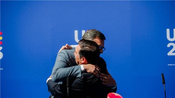 Herzliche Umarmung: der ukrainische Außenminister Dmytro Kuleba und sein spanischer Amtskollege José Manuel Albares in Toledo.