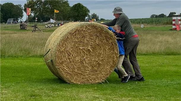 Fliegende Bäume, rollende Heuballen: Hier wetteifern Schotten mit Friesen Heuballen wiegen. Wer sie ins Rollen bringen will, muss sich ins Zeug legen.