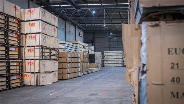 Von „krummen“ Geschäften zu Komplett-Logistik aus einer Hand Lagerhalle von Heuer