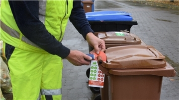 Mehr Bio in der Tonne: Kontrollen in der Wesermarsch zeigen Wirkung Heute keine Abfuhr: Wenn die rote Karte am Behälter befestigt wird, lässt der Müllwagen ihn stehen.