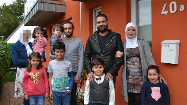 Heute vor dem Reihenhaus in Beers (von links): Muna – die ihr Gesicht aus religiösen Gründen nicht zeigen möchte – mit Maria (3), Wassila (6), Ahmed (8), Yassin mit Suhaib (2), Hasan mit Mohammed (5) und Waad mit Layen (3).