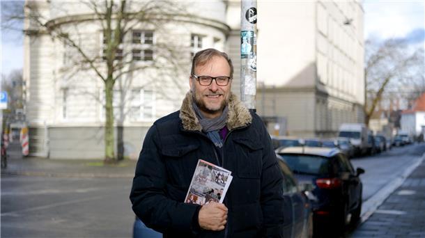 Hier am heutigen Lloyd Gymnasium in Bremerhaven-Mitte ist Malte Bastian in den 80ern zur Schule gegangen, in seinem alten "Kiez" stellt der in Köln lebende Autor nun seine schlesisch-hamburgisch-niedersächsische Familien-Chronik vor.