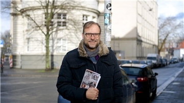 Hier am heutigen Lloyd Gymnasium in Bremerhaven-Mitte ist Malte Bastian in den 80ern zur Schule gegangen, in seinem alten "Kiez" stellt der in Köln lebende Autor nun seine schlesisch-hamburgisch-niedersächsische Familien-Chronik vor.