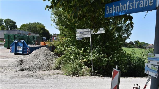 Funkmast in Stollhamm: Weiter kein Happy End in Sicht Hier an der Bahnhofstraße in Stollhamm, wo zurzeit Container abgestellt sind, soll ein Funkturm errichtet werden. Das gefällt dem Eigentümer des benachbarten Grünlandes jedoch nicht.